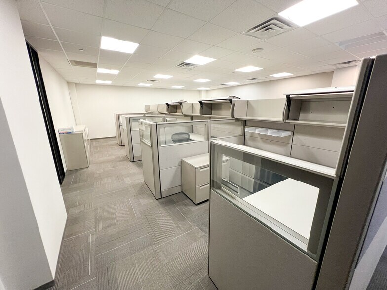More Photos Of 303 Veterans Airpark Ln, Midland Office For Lease