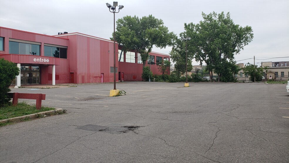 More Photos Of 3500-3520 Boul Saint-Joseph E, Montréal Storefront For Lease