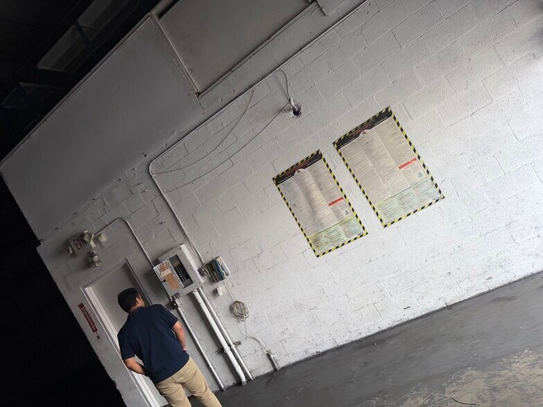 More Photos Of 2740-2764 NW 112th Ave, Doral Warehouse For Lease