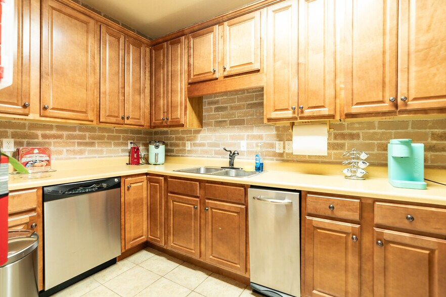 More Photos Of 130 Willowcreek Blvd, Sweetwater Medical For Sale