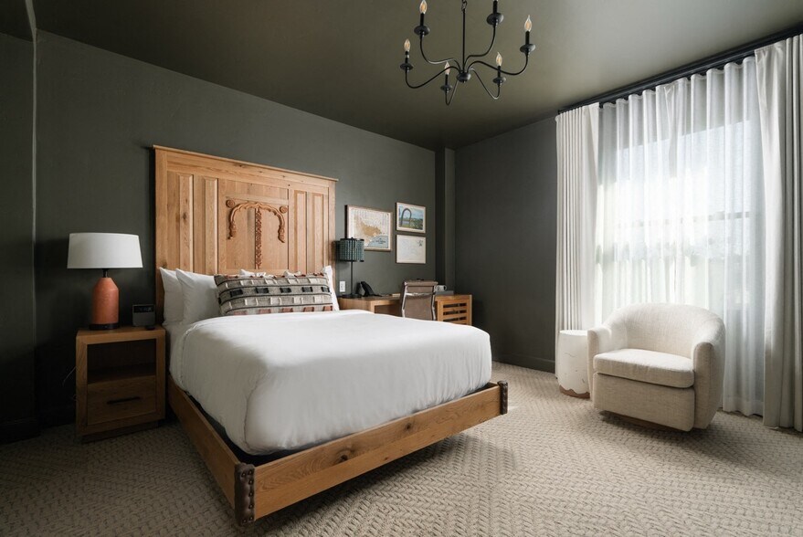 More Photos Of 527-537 State St, Santa Barbara Hotel For Lease