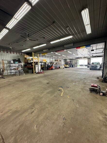 More Photos Of 16600 Crawford Ave, Country Club Hills Warehouse For Lease