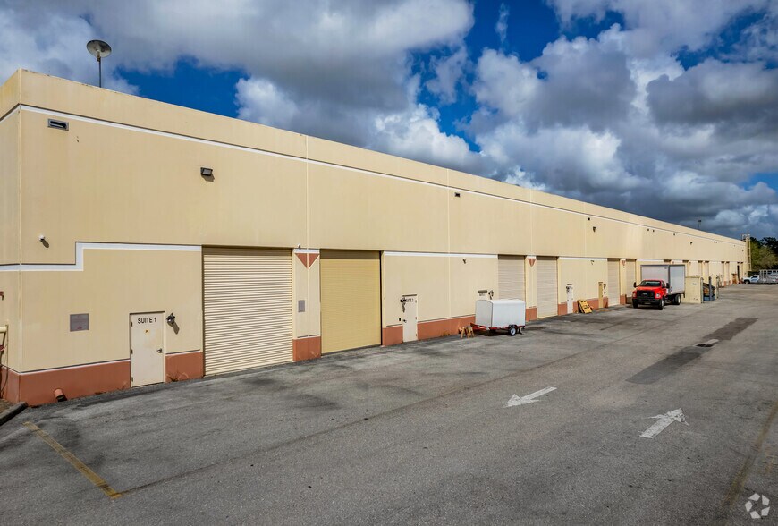 More Photos Of 787 Commerce Dr, Venice Warehouse For Lease
