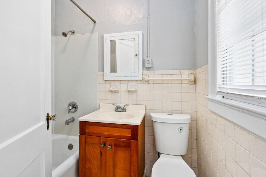 More Photos Of 124 Live Oak Ave, Daytona Beach Apartments For Sale