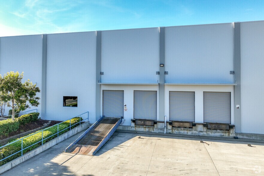 More Photos Of 2009-2021 Farallon Dr, San Leandro Warehouse For Lease