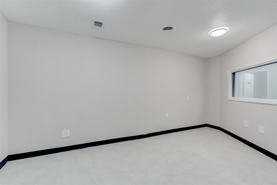 More Photos Of 1301-1309 Sandy Ln, Baytown General Retail For Sale