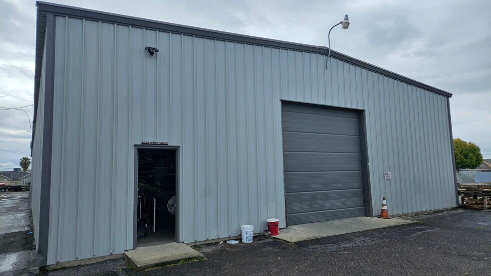 More Photos Of 2307-2311 Industrial Way, Ceres Warehouse For Sale