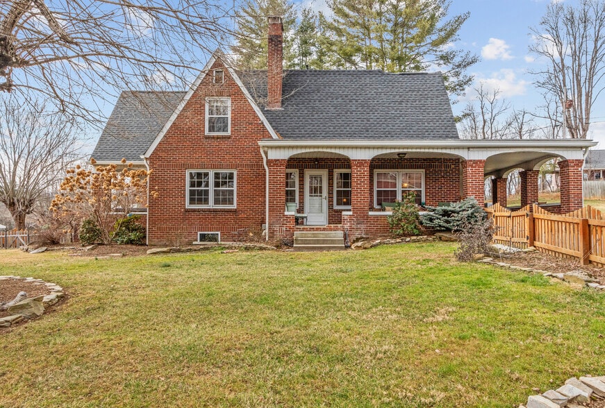 More Photos Of 506 W Main St, Burnsville Freestanding For Sale