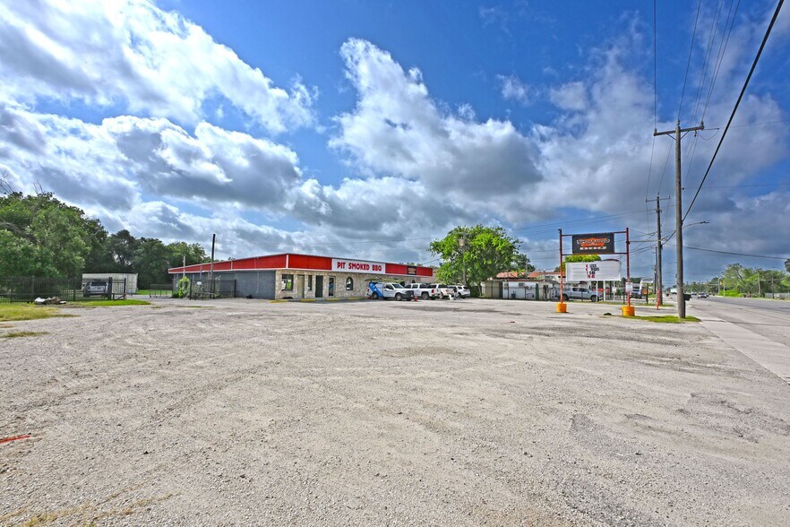 More Photos Of S 2162 S WW White Rd, San Antonio Restaurant For Sale