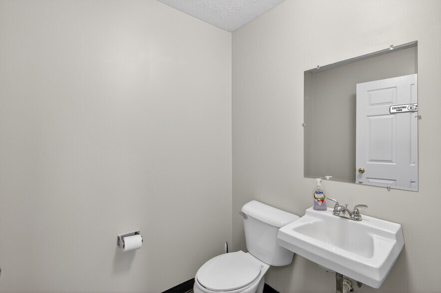 More Photos Of 114 Lexington Tpke, Amherst Medical For Lease