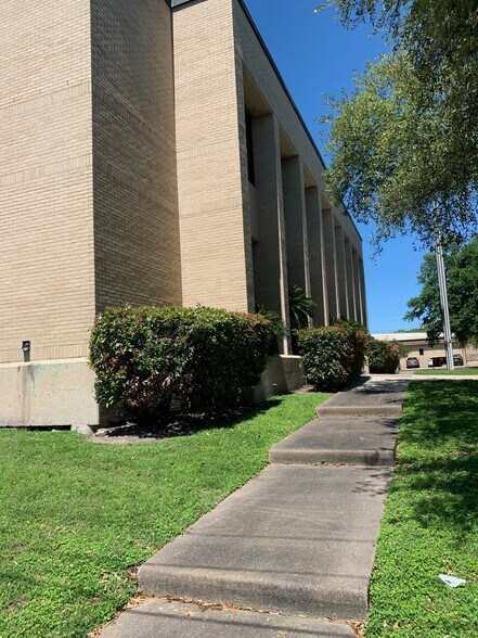 More Photos Of 401 E Washington Ave, Navasota Office For Sale