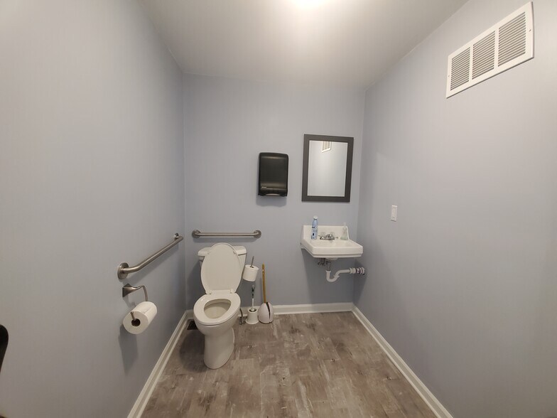 More Photos Of 8864 Whitmore Lake Rd, Brighton Office Residential For Lease