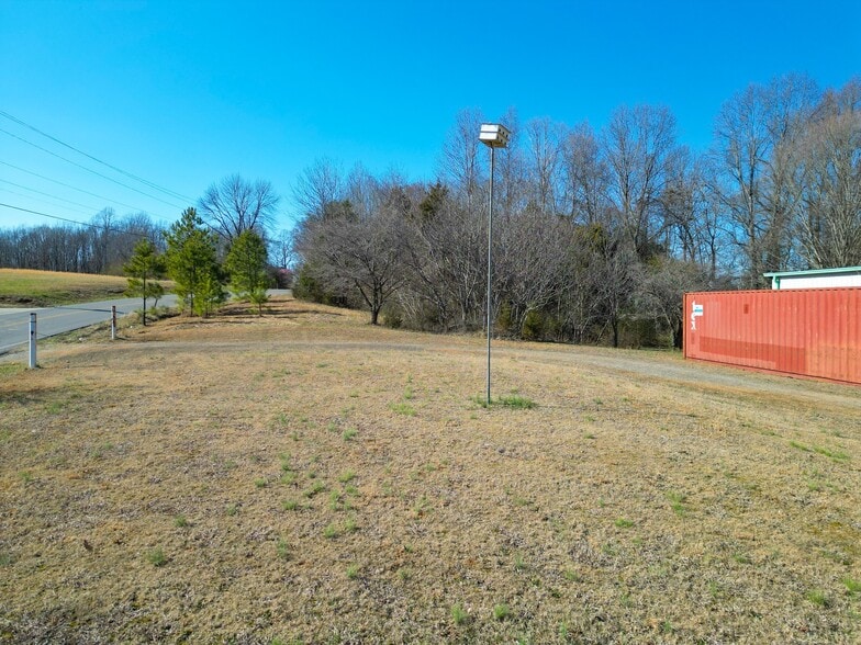 More Photos Of 2815 TN-49 Hwy, Charlotte Auto Repair For Sale