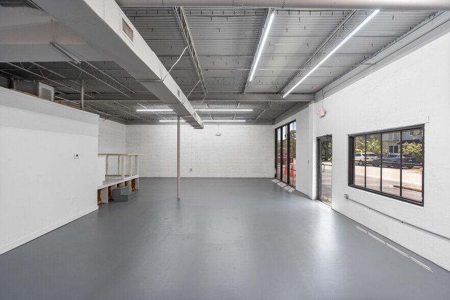 More Photos Of 3472 NE 5th Ave, Oakland Park Showroom For Lease