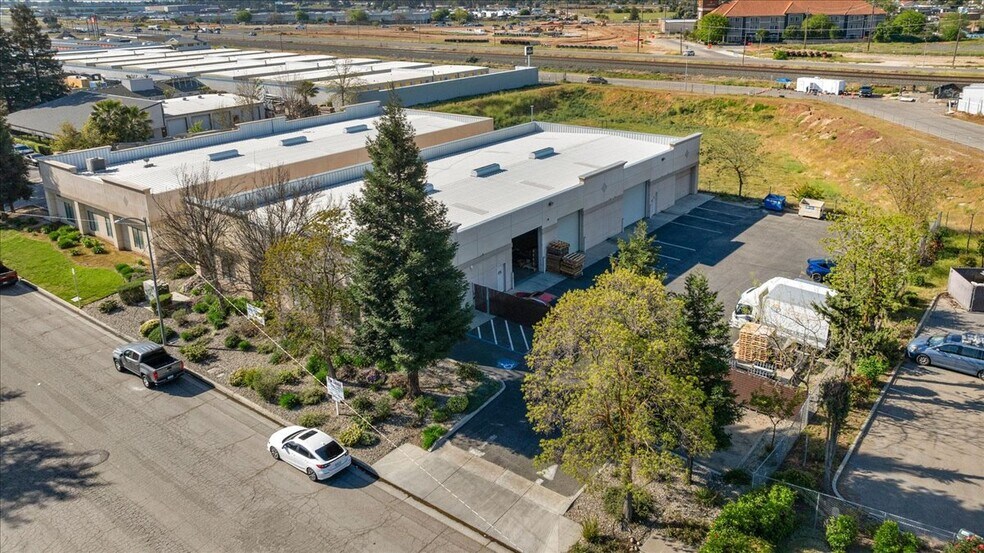 More Photos Of 4753 W Jennifer Ave, Fresno Warehouse For Lease