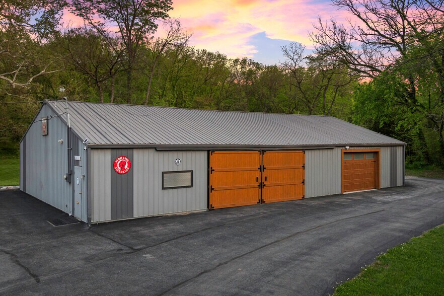 More Photos Of 11155 Hubbard Rd, Kansas City Flex For Sale