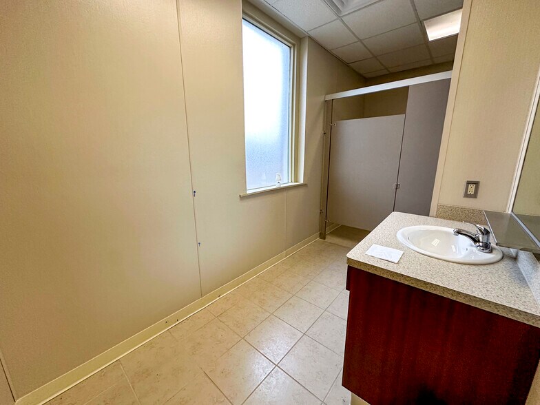 More Photos Of 1 N Mechanic St, El Campo Office For Lease