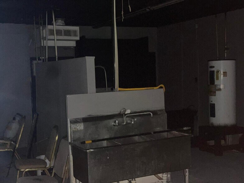 More Photos Of 1916 Cedar Dr, La Marque Restaurant For Lease