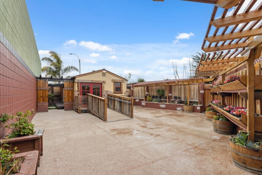 More Photos Of 1637 Del Monte Blvd, Seaside Storefront For Sale