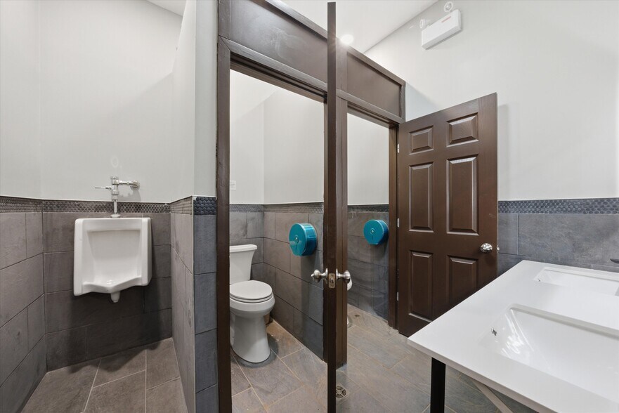 More Photos Of 2548 W 59th St, Chicago Storefront For Sale