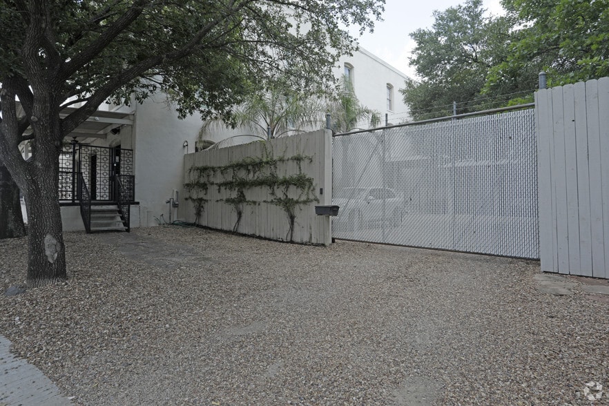 More Photos Of 2409 Commerce St, Houston Freestanding For Lease