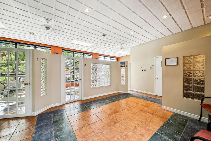 More Photos Of 170 Rue Jarry E, Montréal Storefront Retail Office For Lease