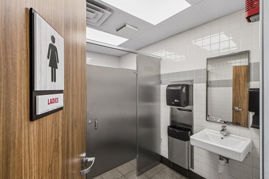 More Photos Of 31 S Wisconsin Dells Pky, Lake Delton Freestanding For Sale