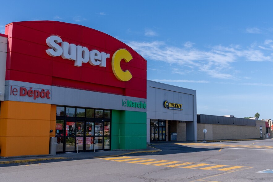 More Photos Of 200 Blvd D’Anjou, Châteauguay Unknown For Lease