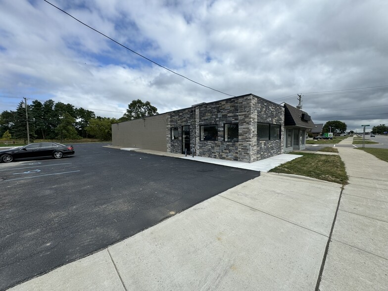 Primary Photo Of 691 S Lapeer Rd, Oxford Convenience Store For Lease