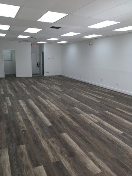 More Photos Of 2301-2331 NW Federal Hwy, Stuart Storefront Retail Office For Lease