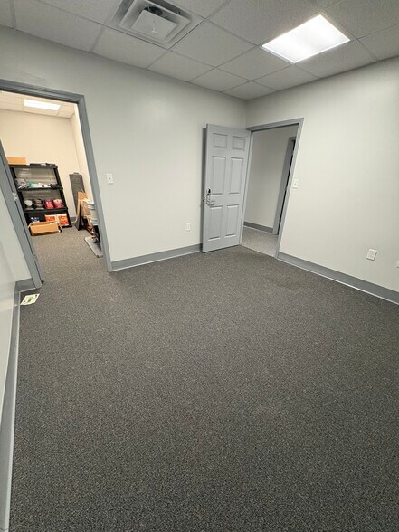More Photos Of 5513 N Oxford St, Indianapolis Service For Lease