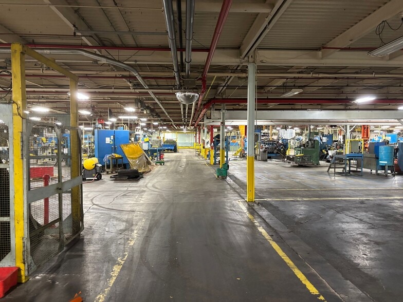 More Photos Of 1255 Oak St, Elkhart Manufacturing For Sale