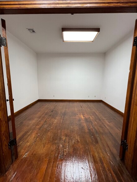 More Photos Of 101 N Broadway St, Hugo Freestanding For Lease