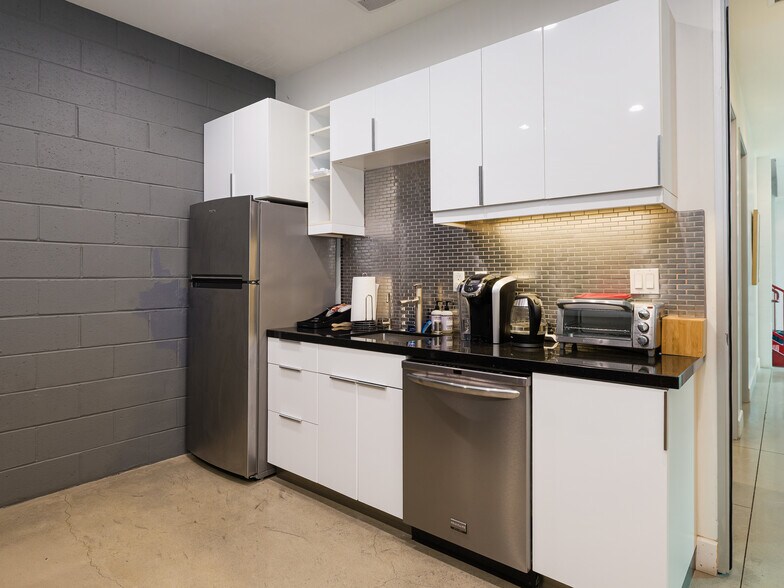 More Photos Of 134 Lomita St, El Segundo Office For Sale