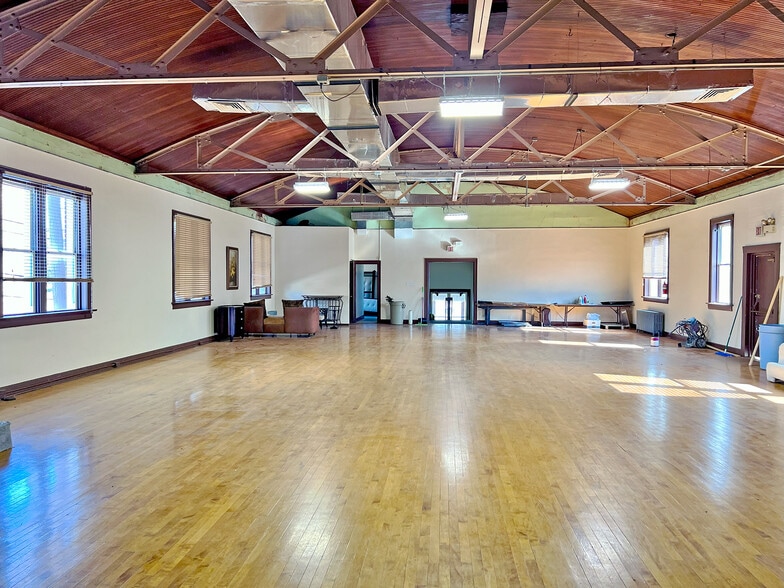 More Photos Of 116 W A St, Belleville Restaurant For Sale