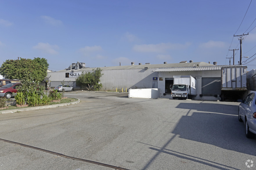 Primary Photo Of 711 E Rosecrans Ave, Los Angeles Manufacturing For Lease