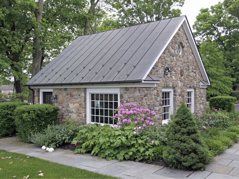 More Photos Of 271 US-202, Pluckemin Freestanding For Sale