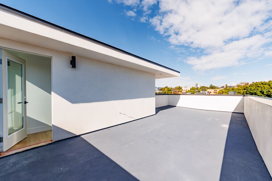 More Photos Of 5209 W 20th St, Los Angeles Multifamily For Sale