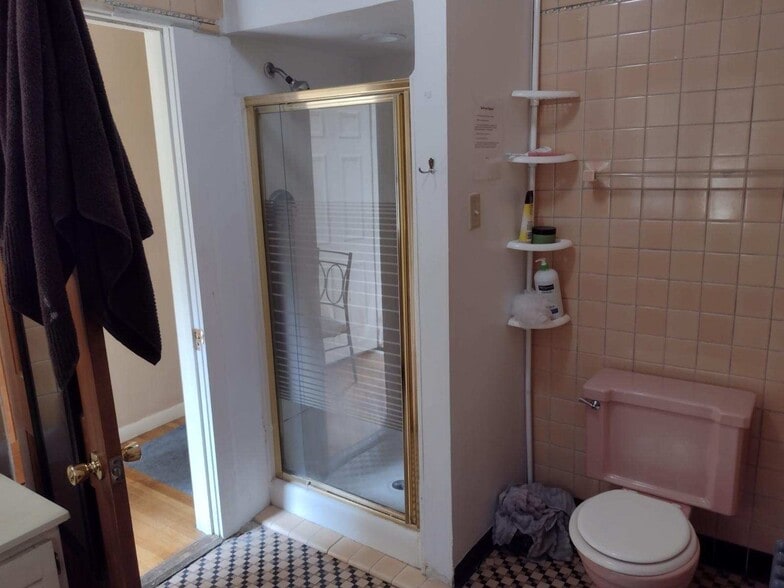 More Photos Of 314 Augusta Ave, Dekalb Dormitory For Sale