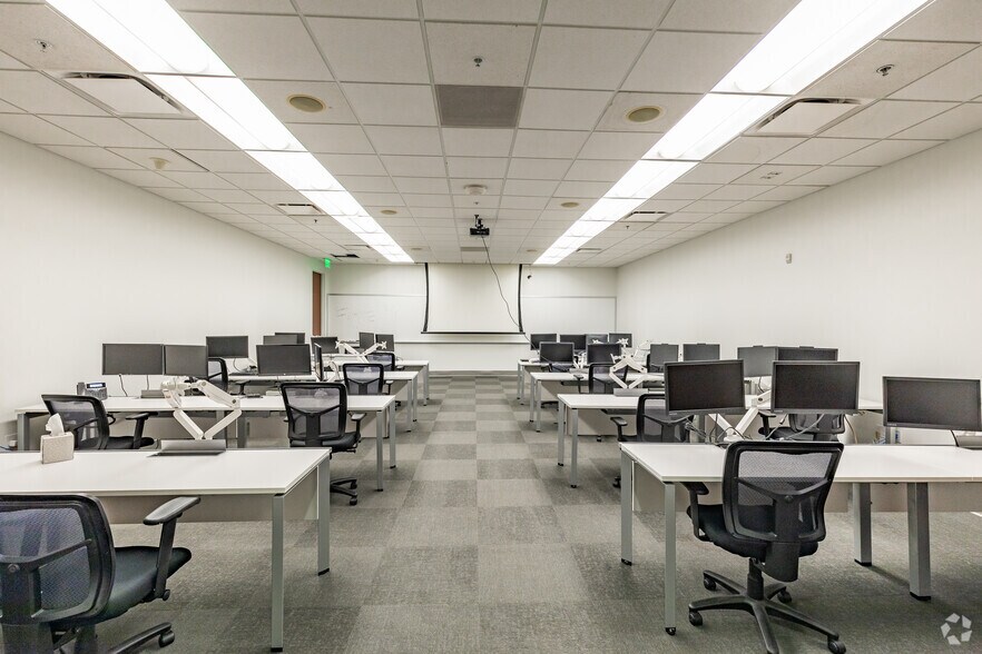 More Photos Of 599 Lake Kathy Dr, Brandon Unknown For Lease