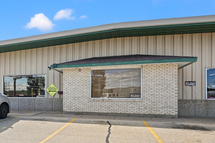 More Photos Of 2095 Kerper Blvd, Dubuque General Retail For Lease