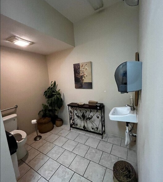 More Photos Of 7701 Saint Bernard Hwy, Arabi Office For Sale