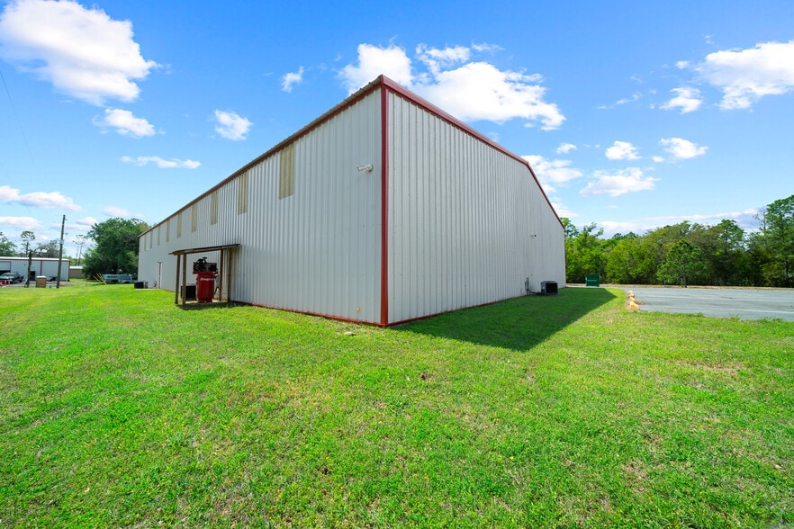 More Photos Of 3073 NE 37th Pl, Wildwood Warehouse For Lease