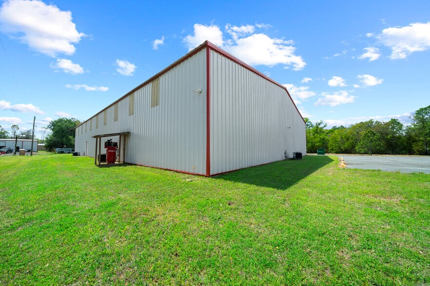 More Photos Of 3073 NE 37th Pl, Wildwood Warehouse For Lease