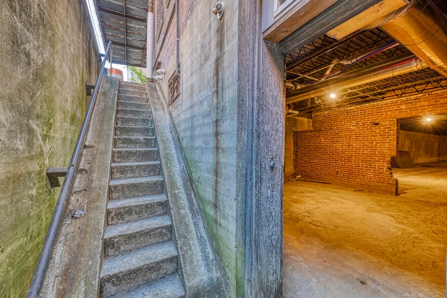 More Photos Of 237-245 Broad St, Kingsport Storefront For Lease