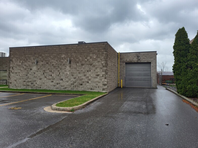 More Photos Of 875 Foster Av, Windsor Light Distribution For Lease