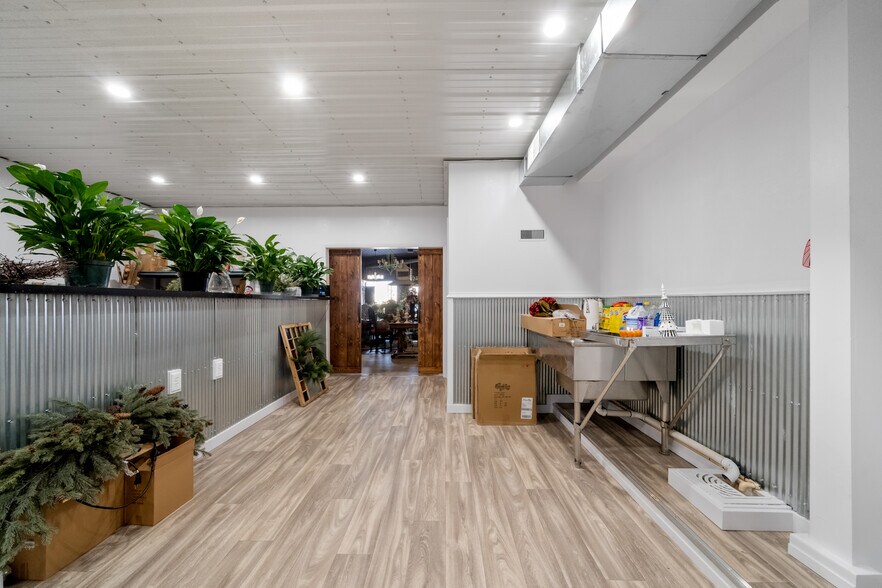 More Photos Of 122 E Cranston Ave, Fowler Flex For Sale