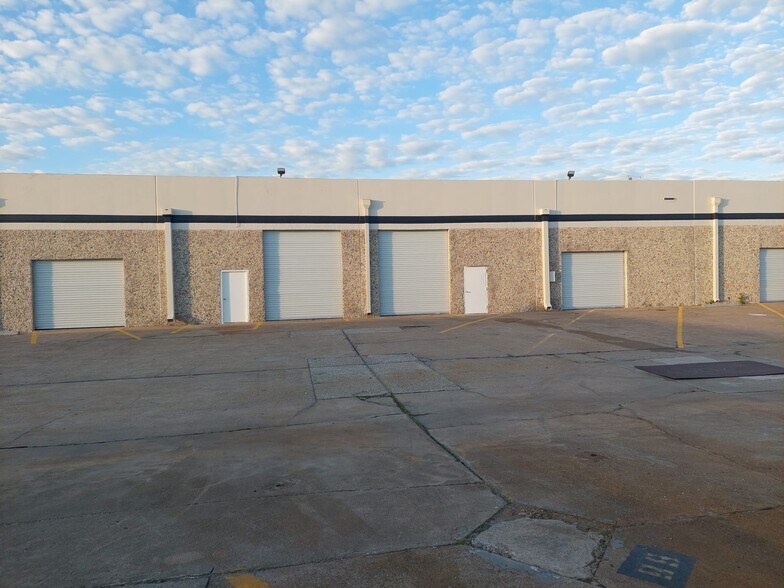 More Photos Of 7301 Galveston Rd, Houston Manufacturing For Lease