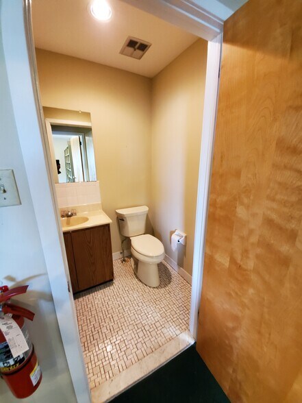 More Photos Of 920 Lawn Ave, Sellersville Medical For Sale