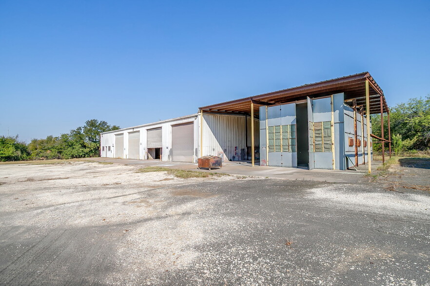 More Photos Of 3545 N Main St, Cleburne Industrial For Lease